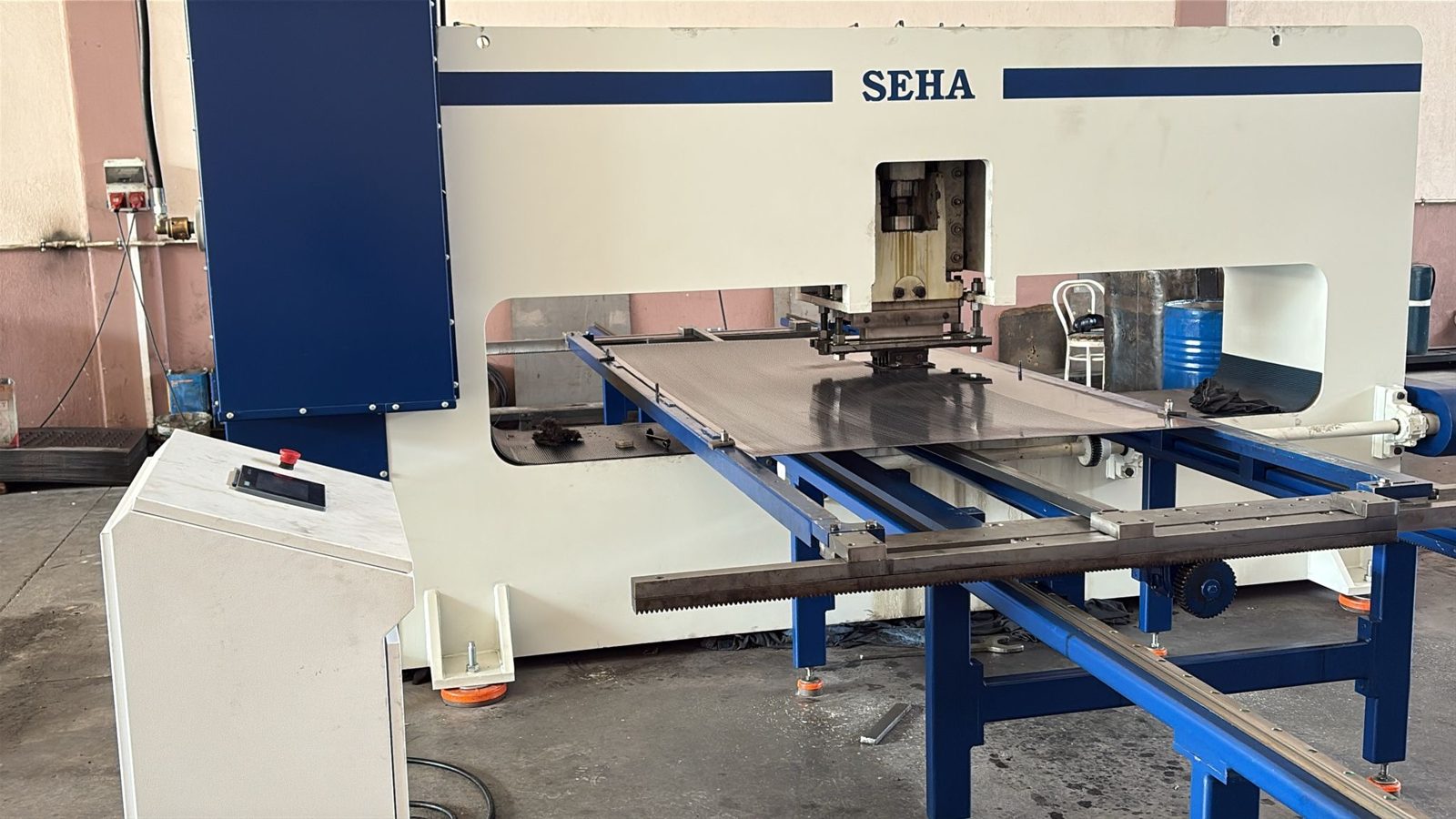 Seha delikli sac zımba presi, sac yüklenmiş