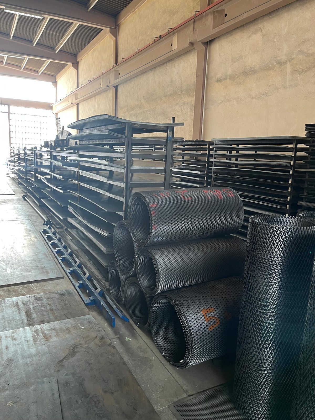 Genişletilmiş metal ruloları istifi