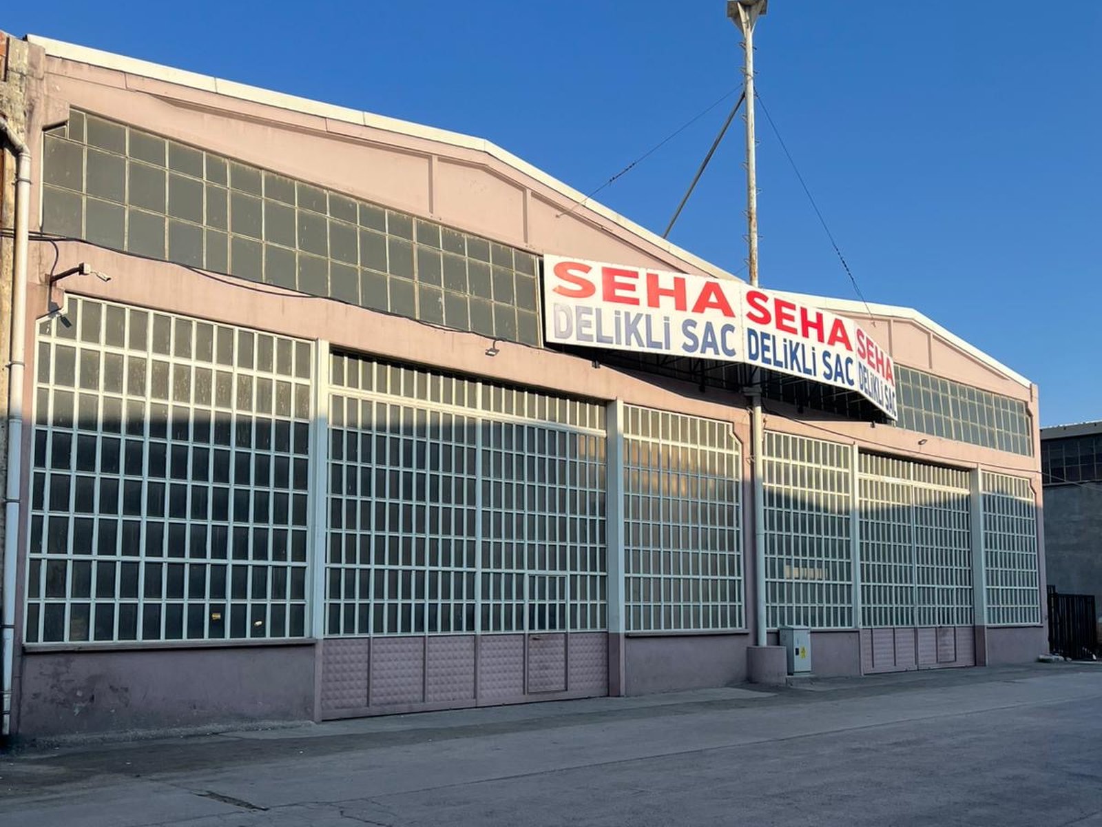 Seha Delikli Sac üretim tesisi dış cephesi, Konya